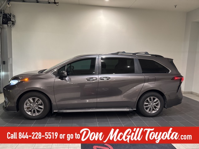 2022 Toyota Sienna XLE's photo