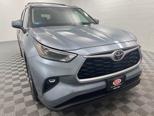 2022 Toyota Highlander XLE photo 2