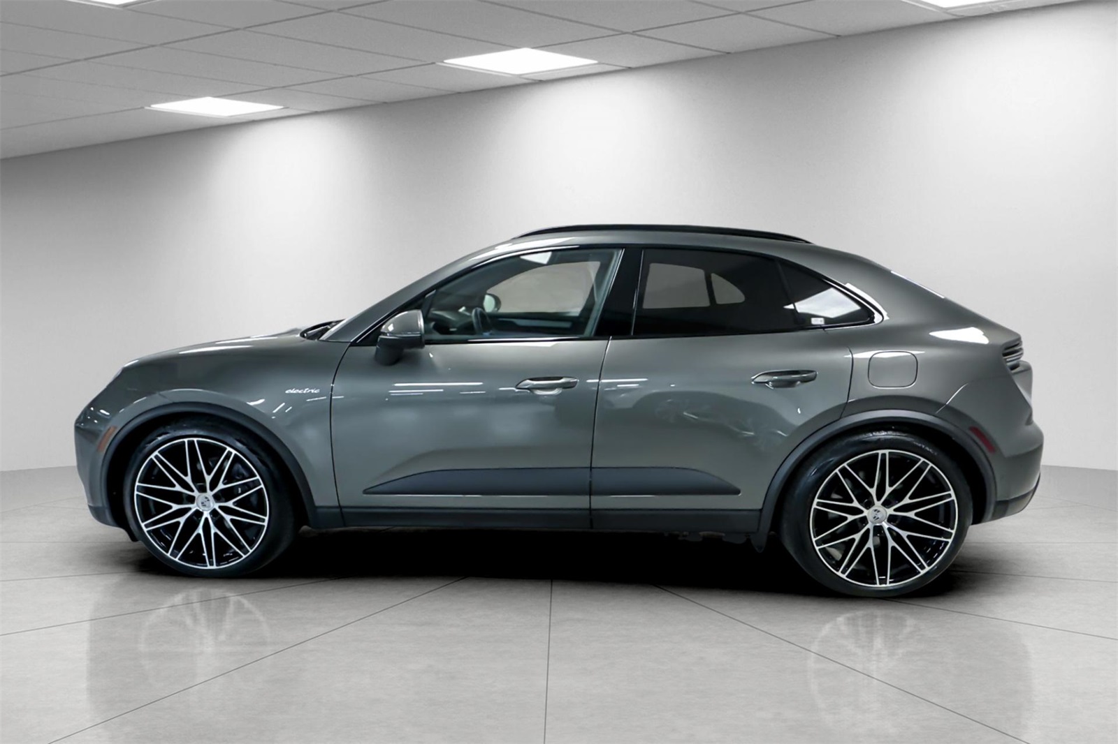2024 Porsche Macan 4 Electric photo 2