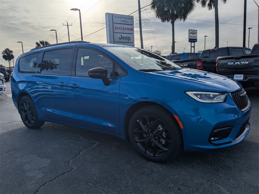 2026 Chrysler Pacifica Select's photo