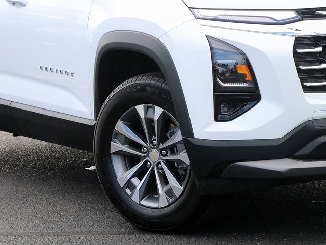 2025 Chevrolet Equinox LT photo 3