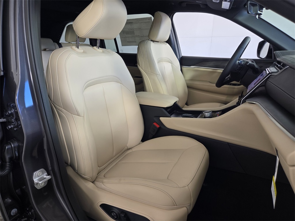 new 2025 Jeep Grand Cherokee car, priced at $42,985