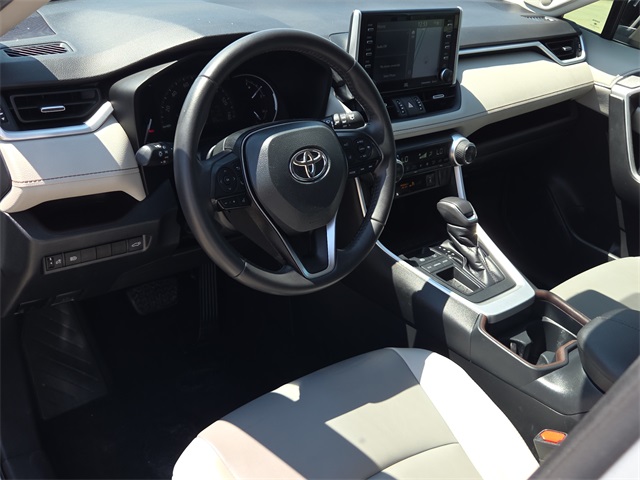 2020 Toyota RAV4 XLE Premium photo 12