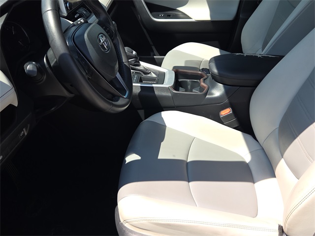 2020 Toyota RAV4 XLE Premium photo 13