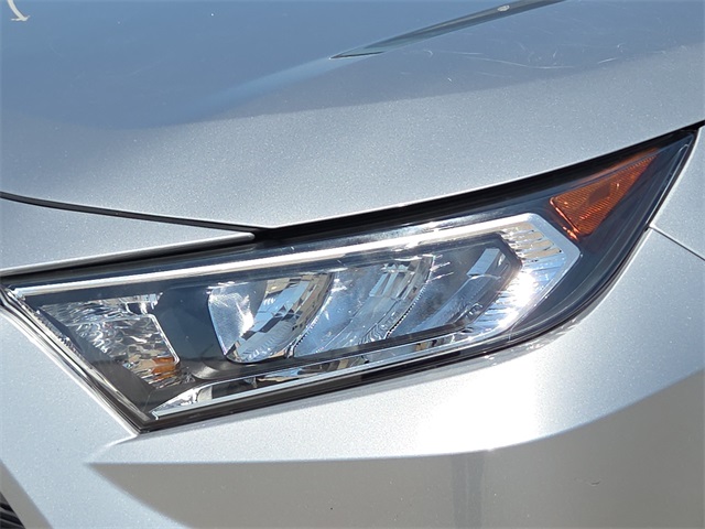 2020 Toyota RAV4 XLE Premium photo 2