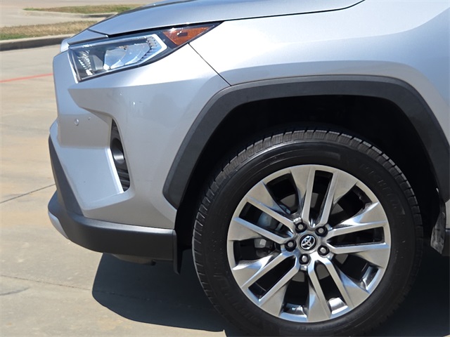 2020 Toyota RAV4 XLE Premium photo 3
