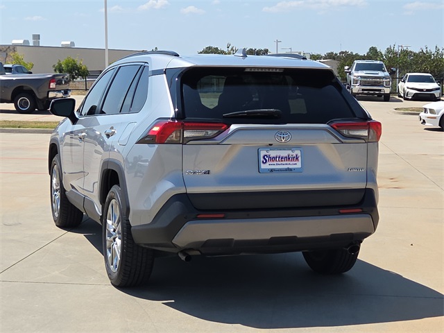 2020 Toyota RAV4 XLE Premium photo 4