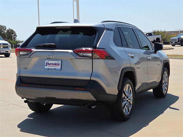 2020 Toyota RAV4 XLE Premium photo 6