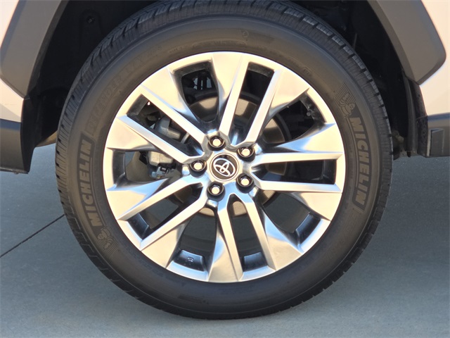 2020 Toyota RAV4 XLE Premium photo 7
