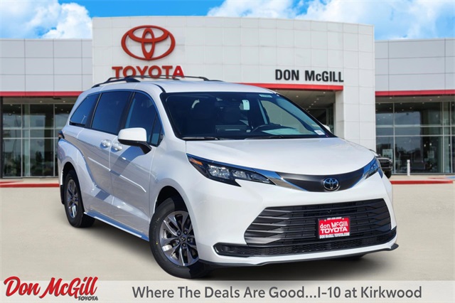 2026 Toyota Sienna LE's photo
