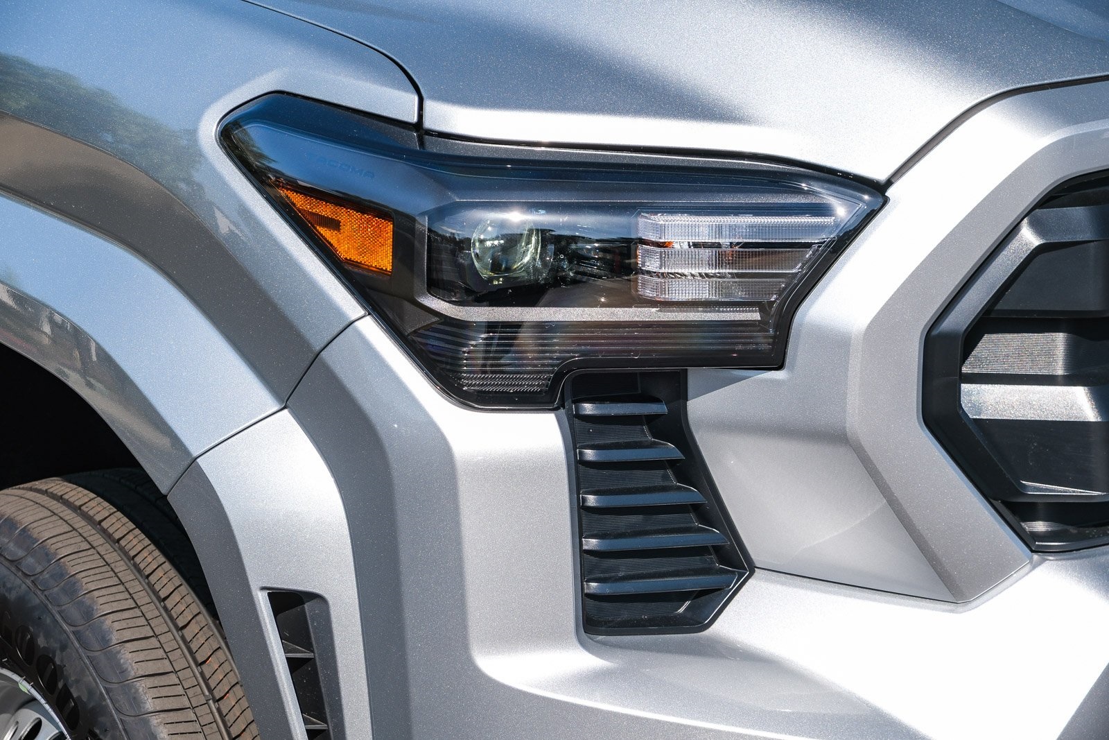 2025 Toyota Tacoma SR XtraCab photo 4