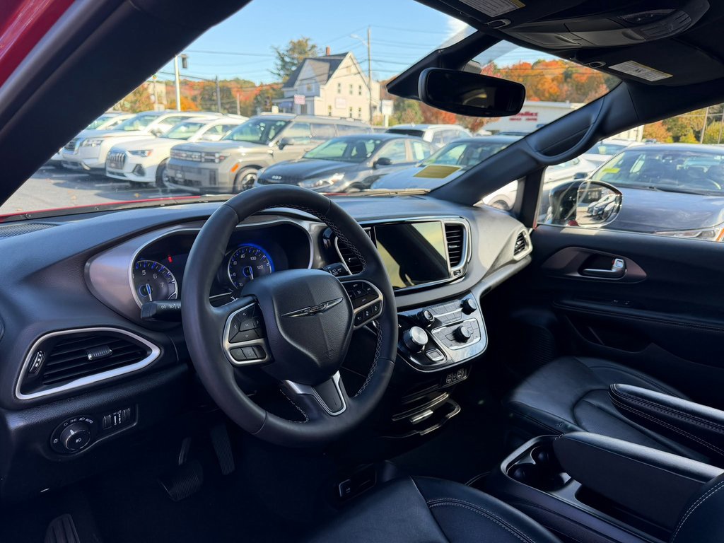 Used 2025 Chrysler Pacifica Van
