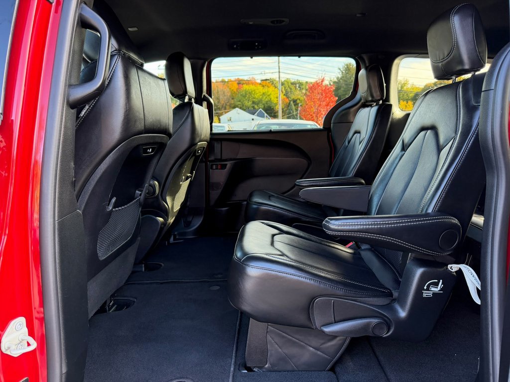 Used 2025 Chrysler Pacifica Van