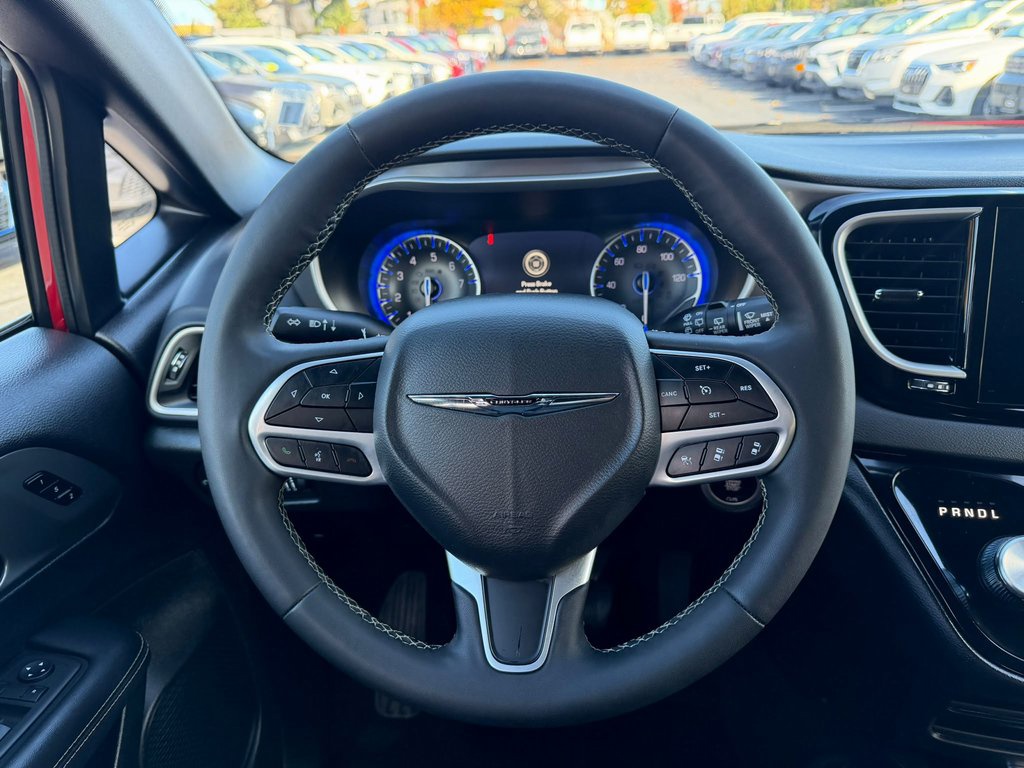 Used 2025 Chrysler Pacifica Van