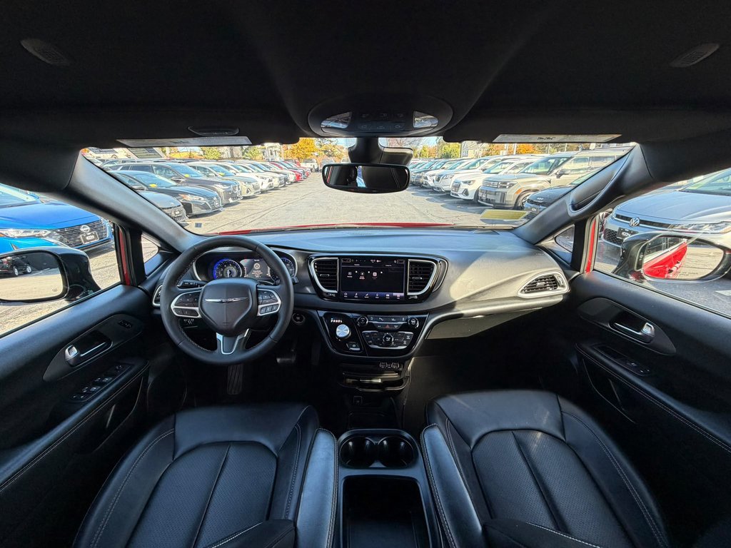 Used 2025 Chrysler Pacifica Van