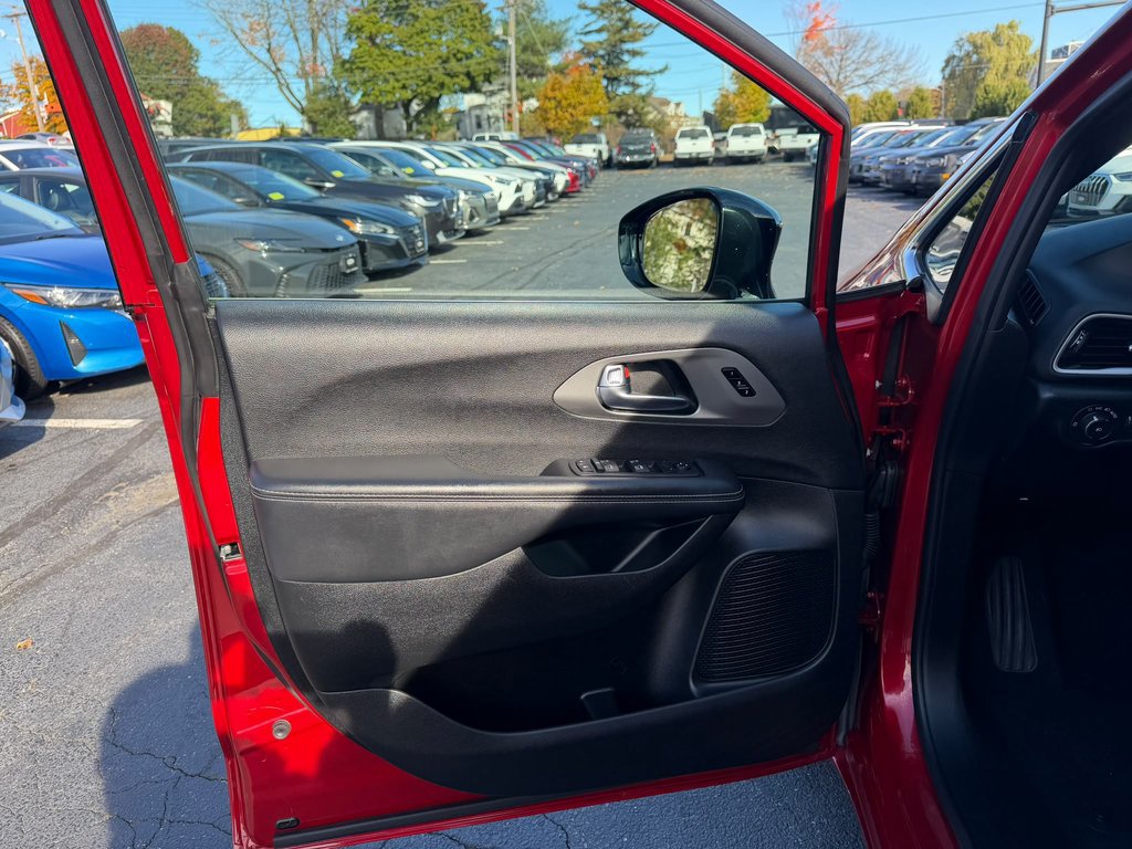 Used 2025 Chrysler Pacifica Van