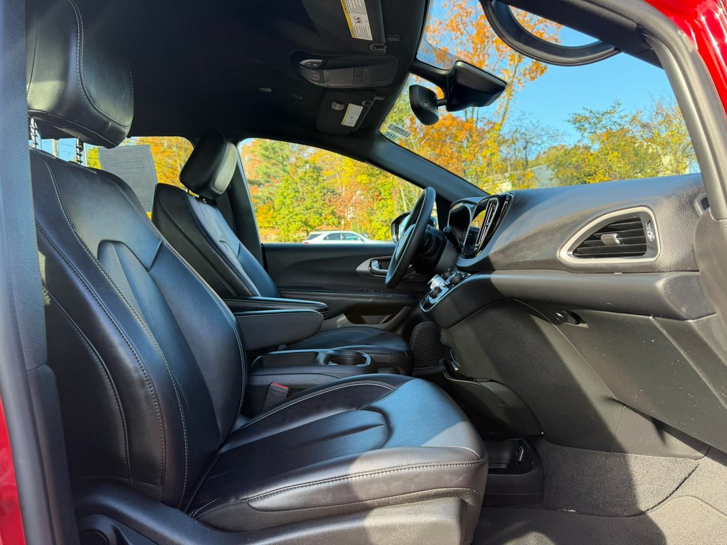 Used 2025 Chrysler Pacifica Van