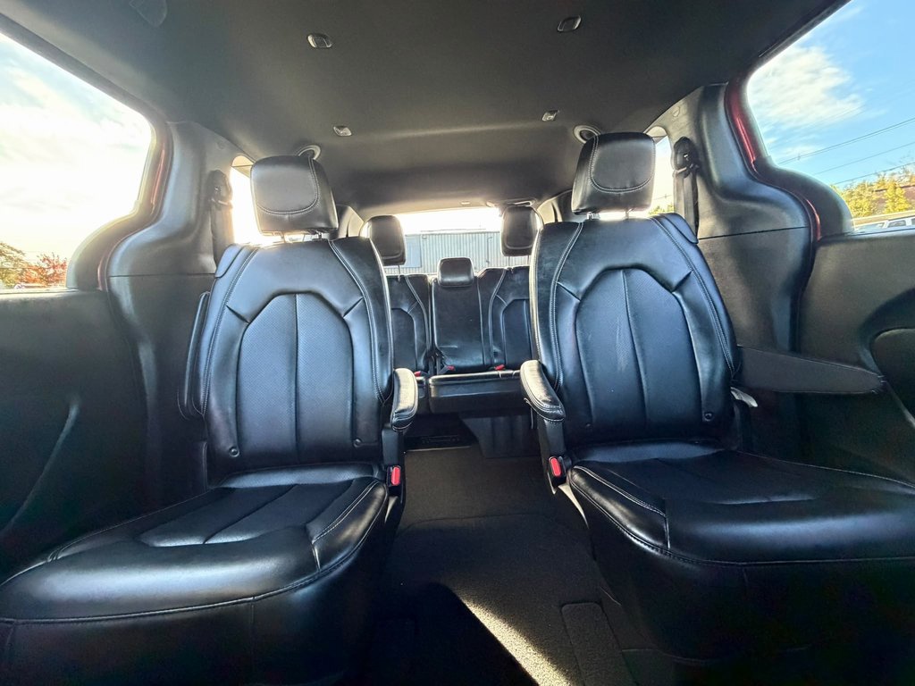 Used 2025 Chrysler Pacifica Van
