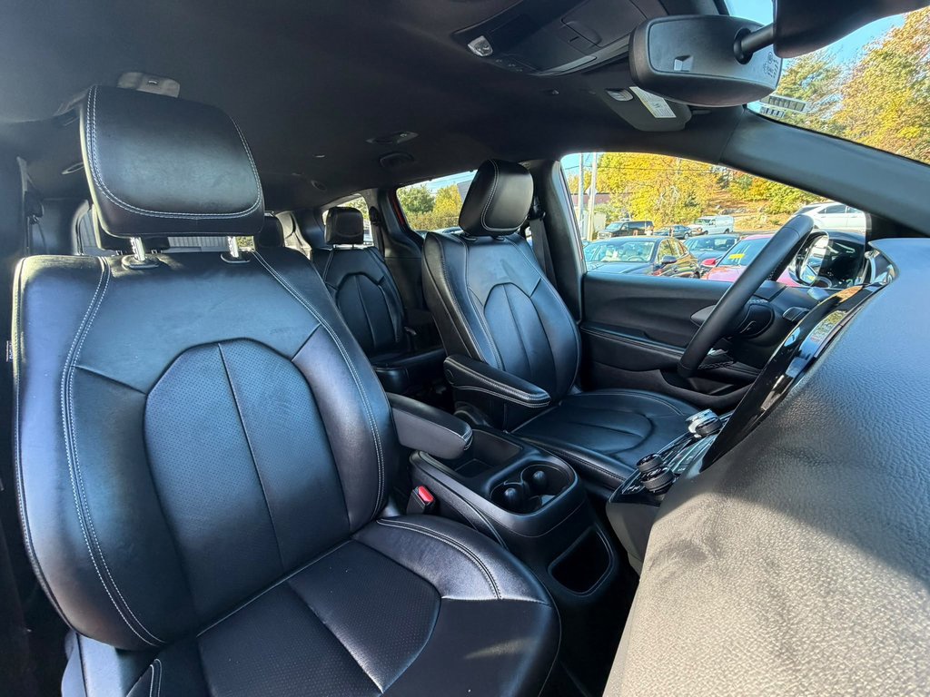 Used 2025 Chrysler Pacifica Van