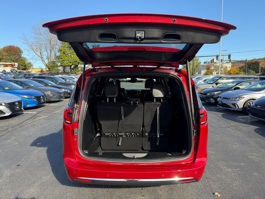 Used 2025 Chrysler Pacifica Van