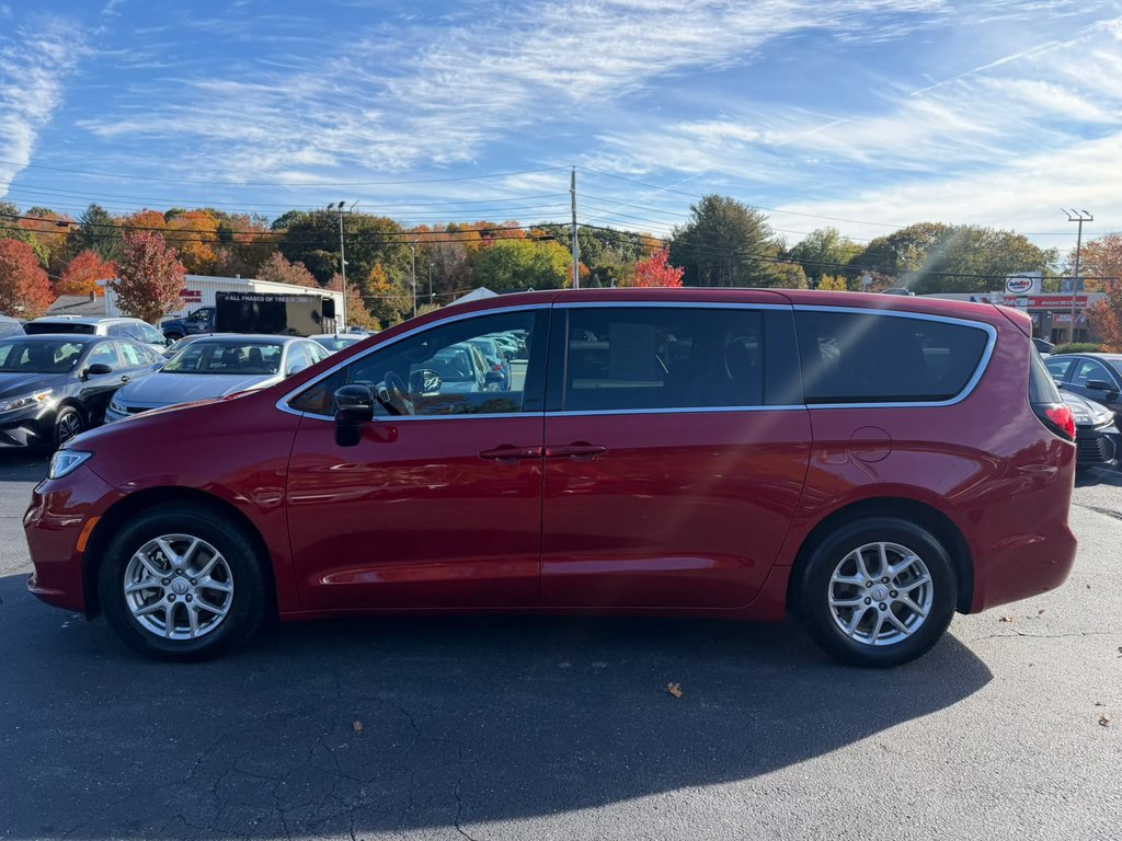Used 2025 Chrysler Pacifica Van