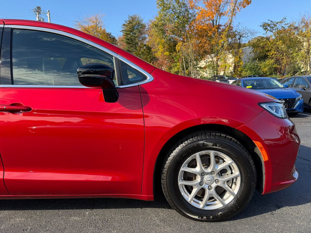 Used 2025 Chrysler Pacifica Van
