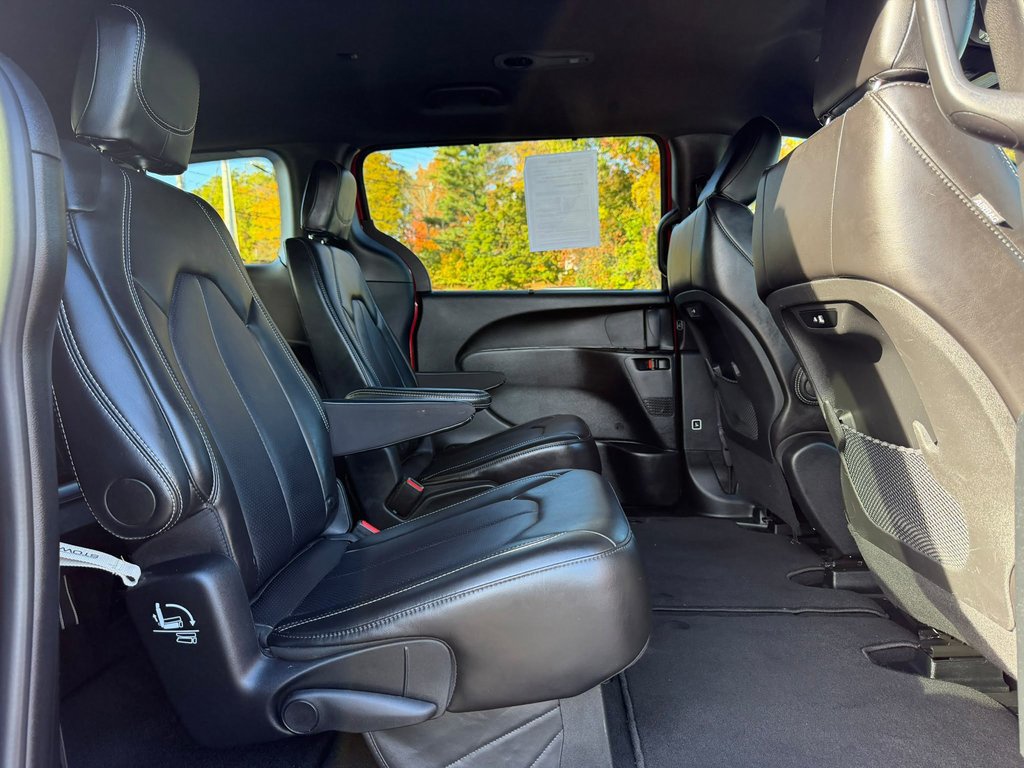 Used 2025 Chrysler Pacifica Van