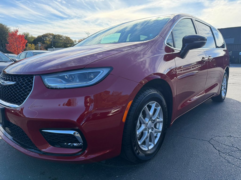 Used 2025 Chrysler Pacifica Van