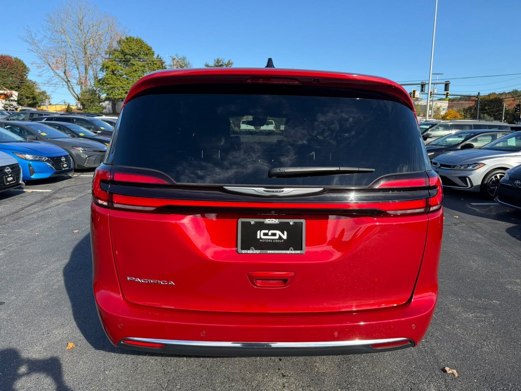 Used 2025 Chrysler Pacifica Van