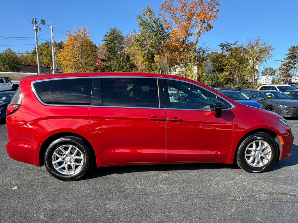 Used 2025 Chrysler Pacifica Van
