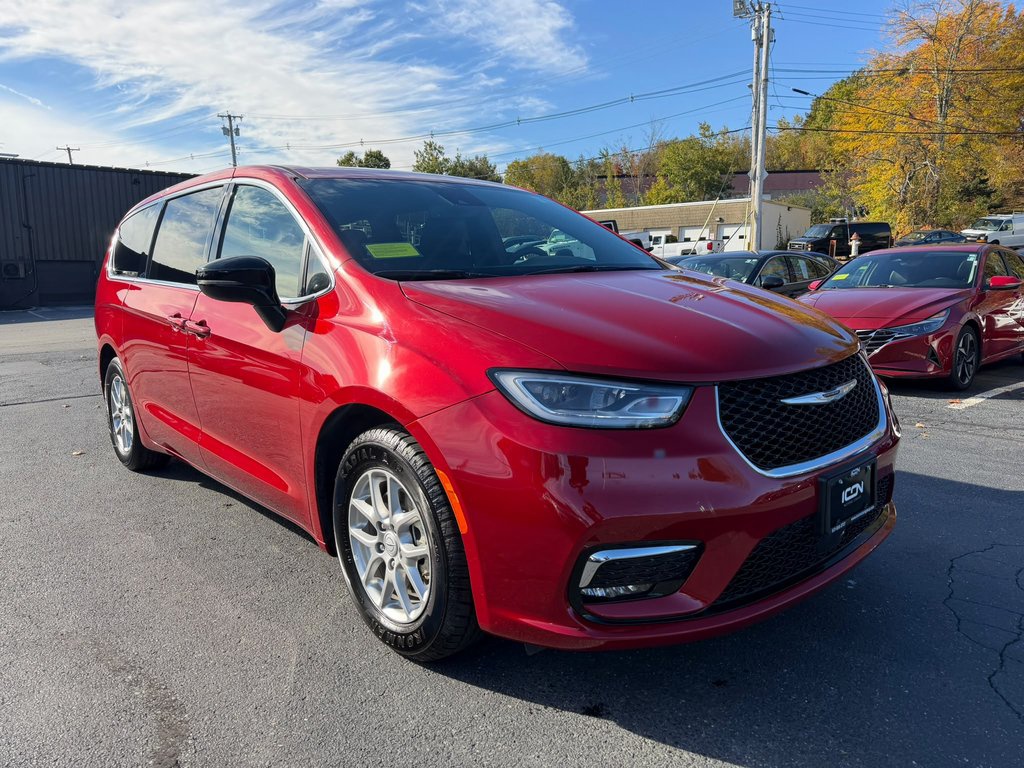 Used 2025 Chrysler Pacifica Van
