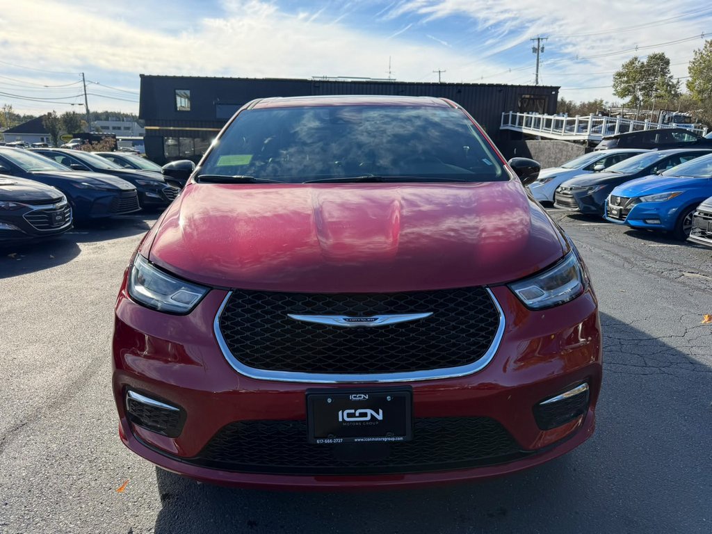 Used 2025 Chrysler Pacifica Van