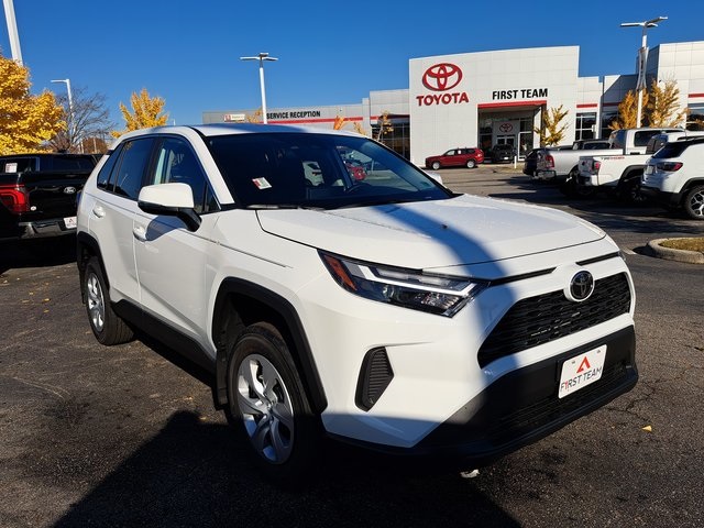 2025 Toyota RAV4 LE photo 4