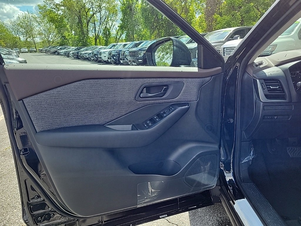 New 2023 Black Nissan S image 16