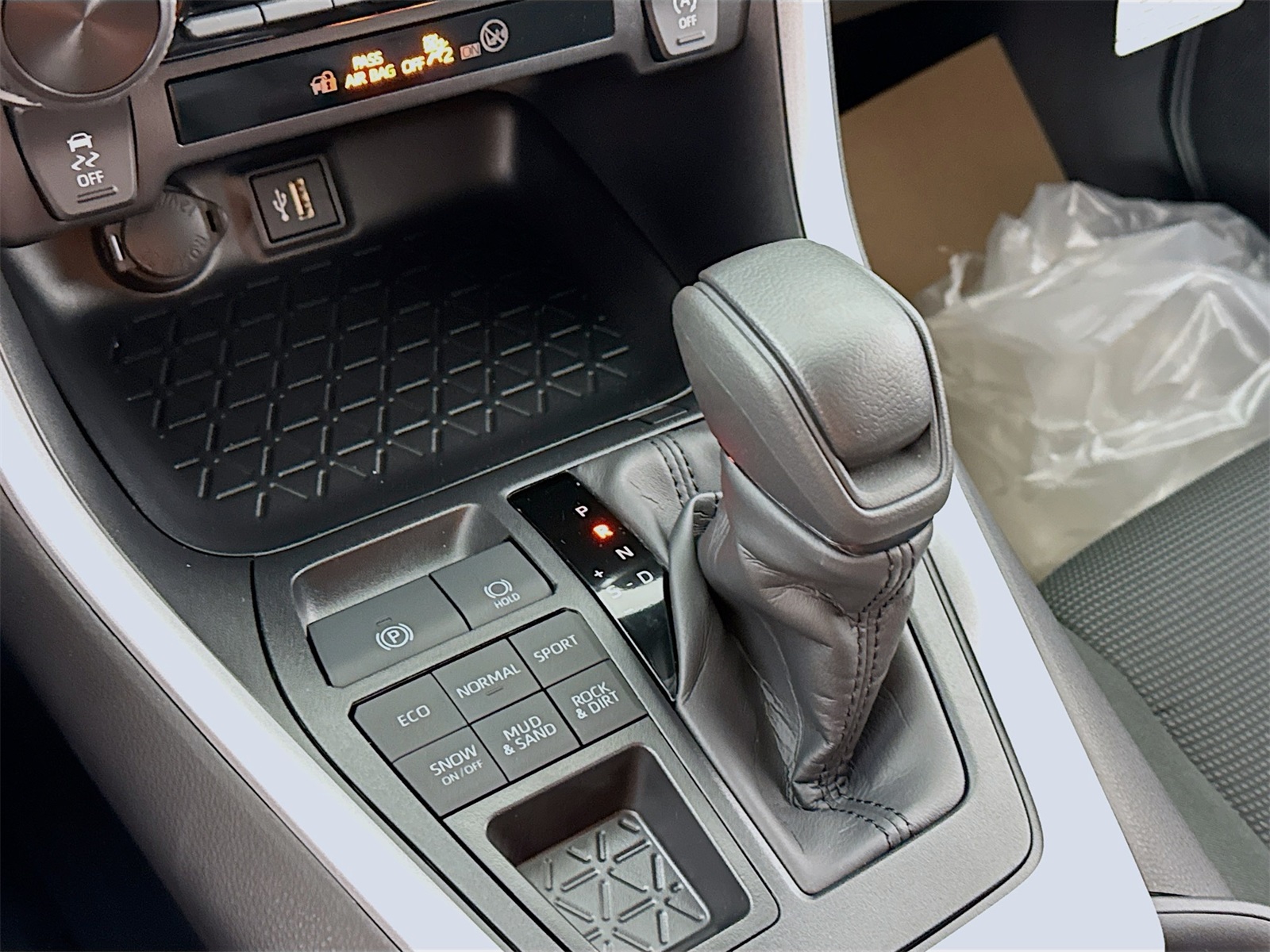 2025 Toyota RAV4 LE photo 9