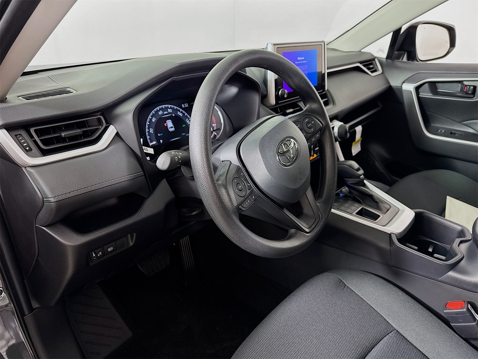 2025 Toyota RAV4 LE photo 4