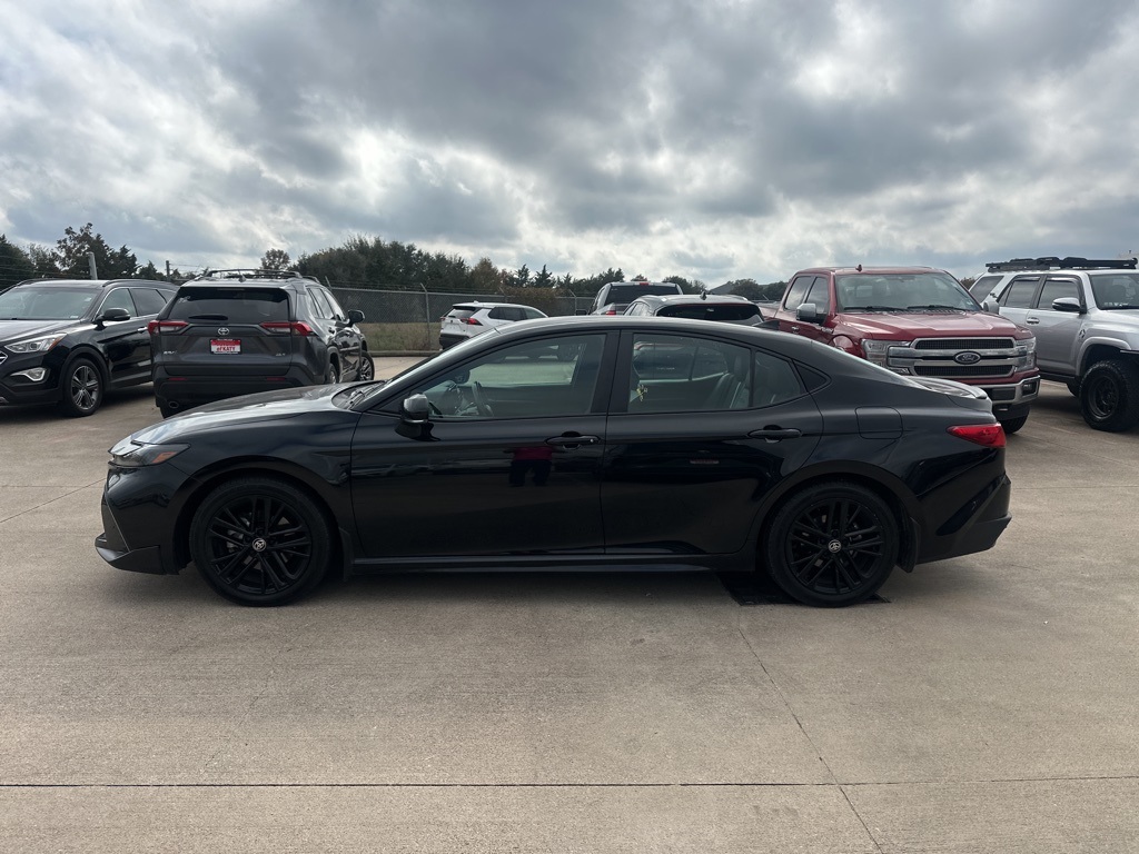 2025 Toyota Camry SE's photo