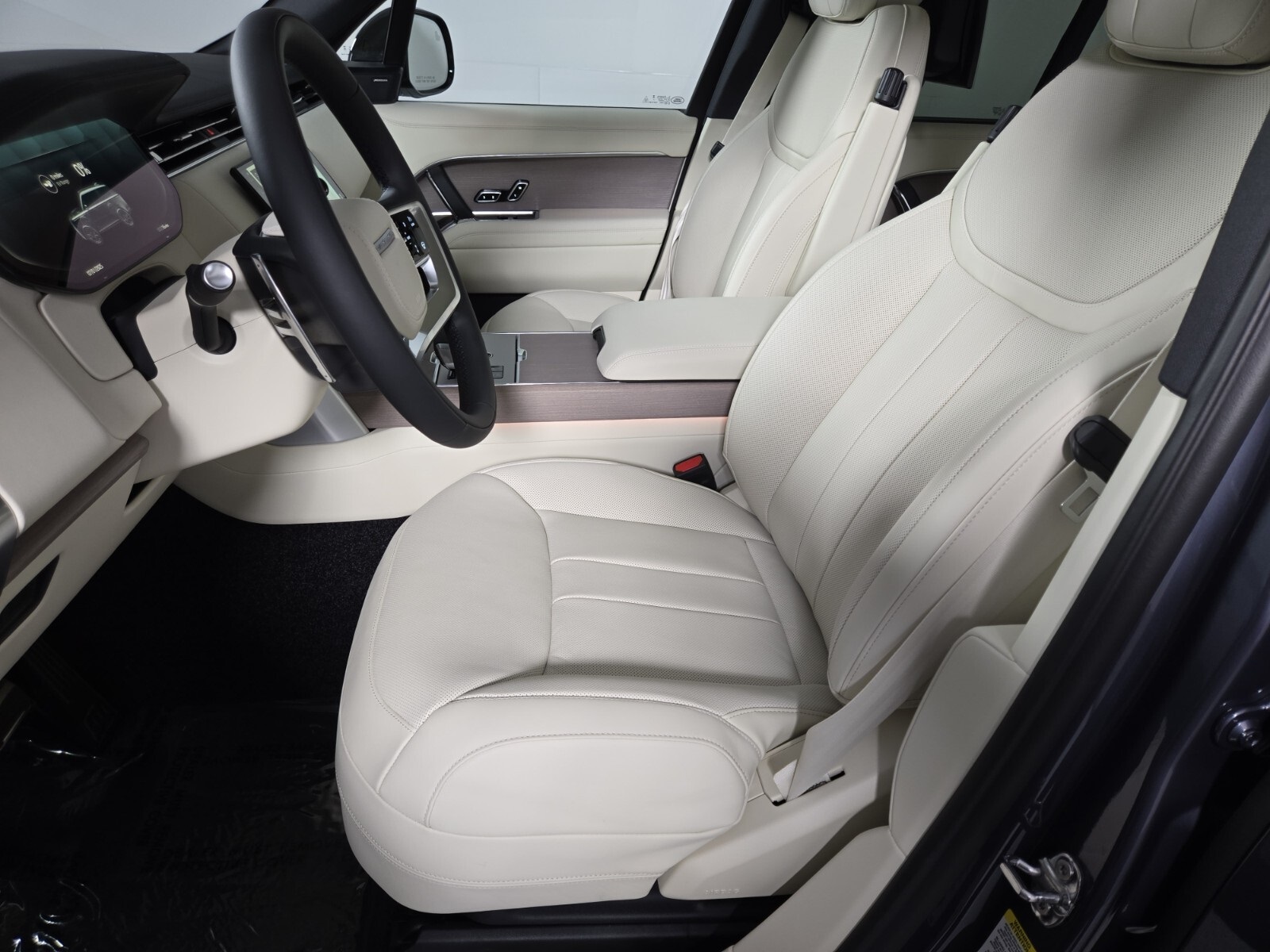 2025 Land Rover Range Rover SE photo 11
