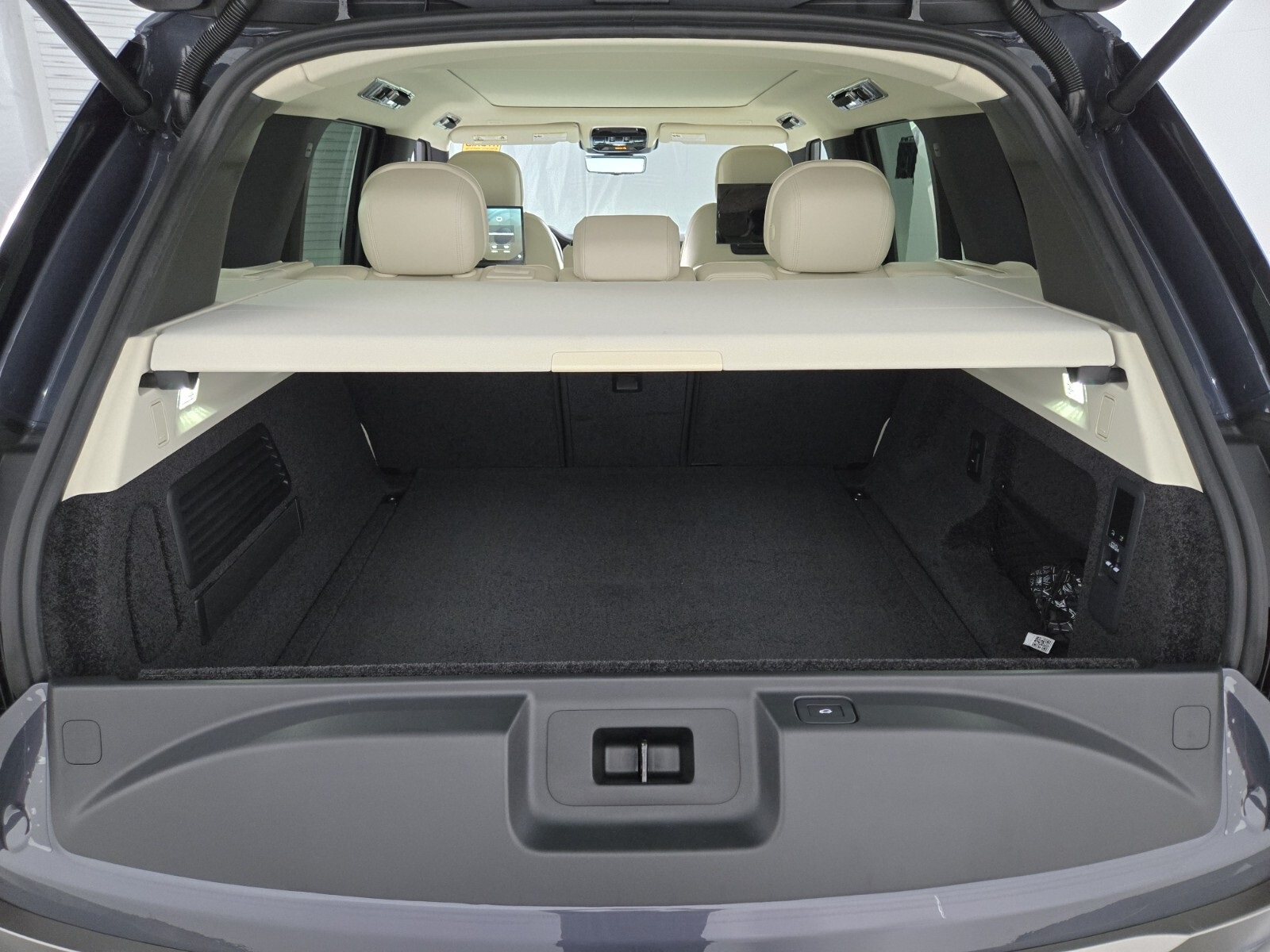 2025 Land Rover Range Rover SE photo 13