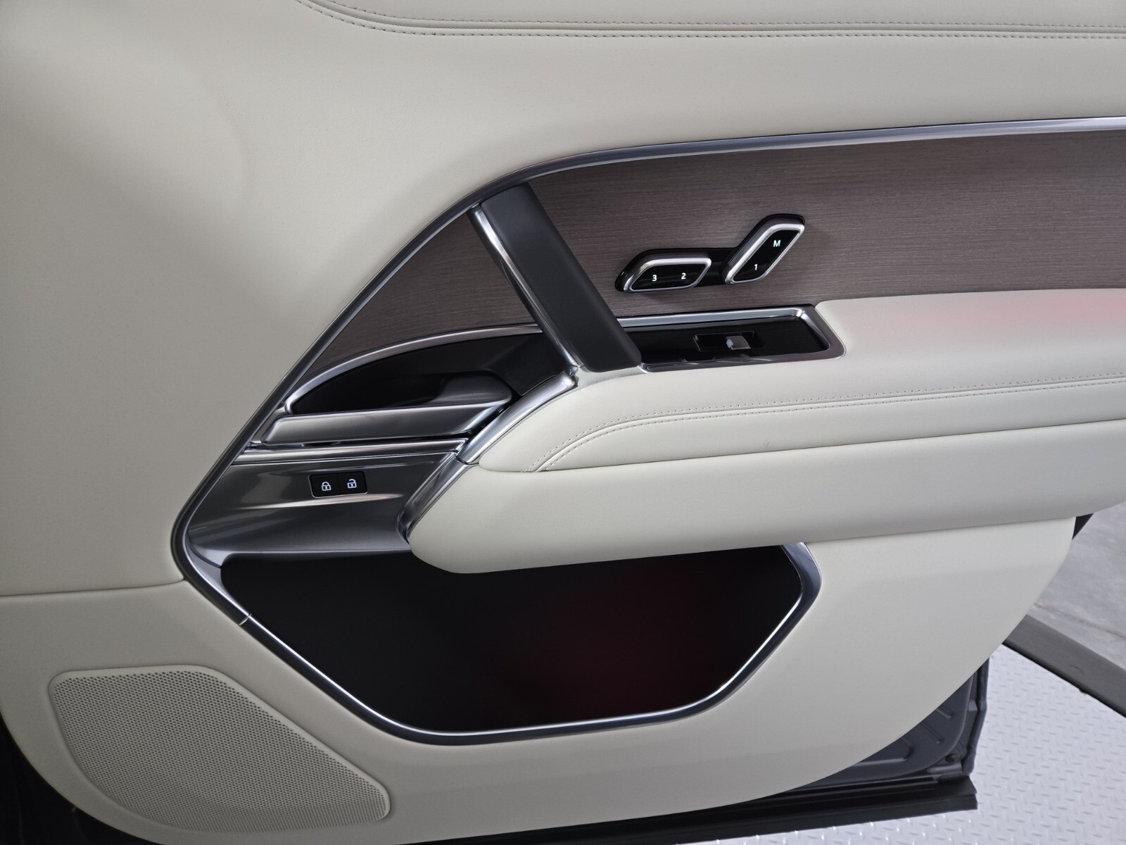2025 Land Rover Range Rover SE photo 18