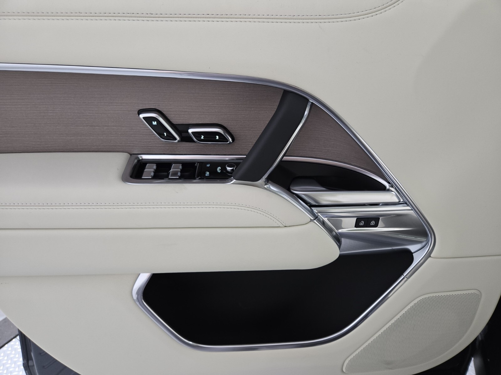 2025 Land Rover Range Rover SE photo 21