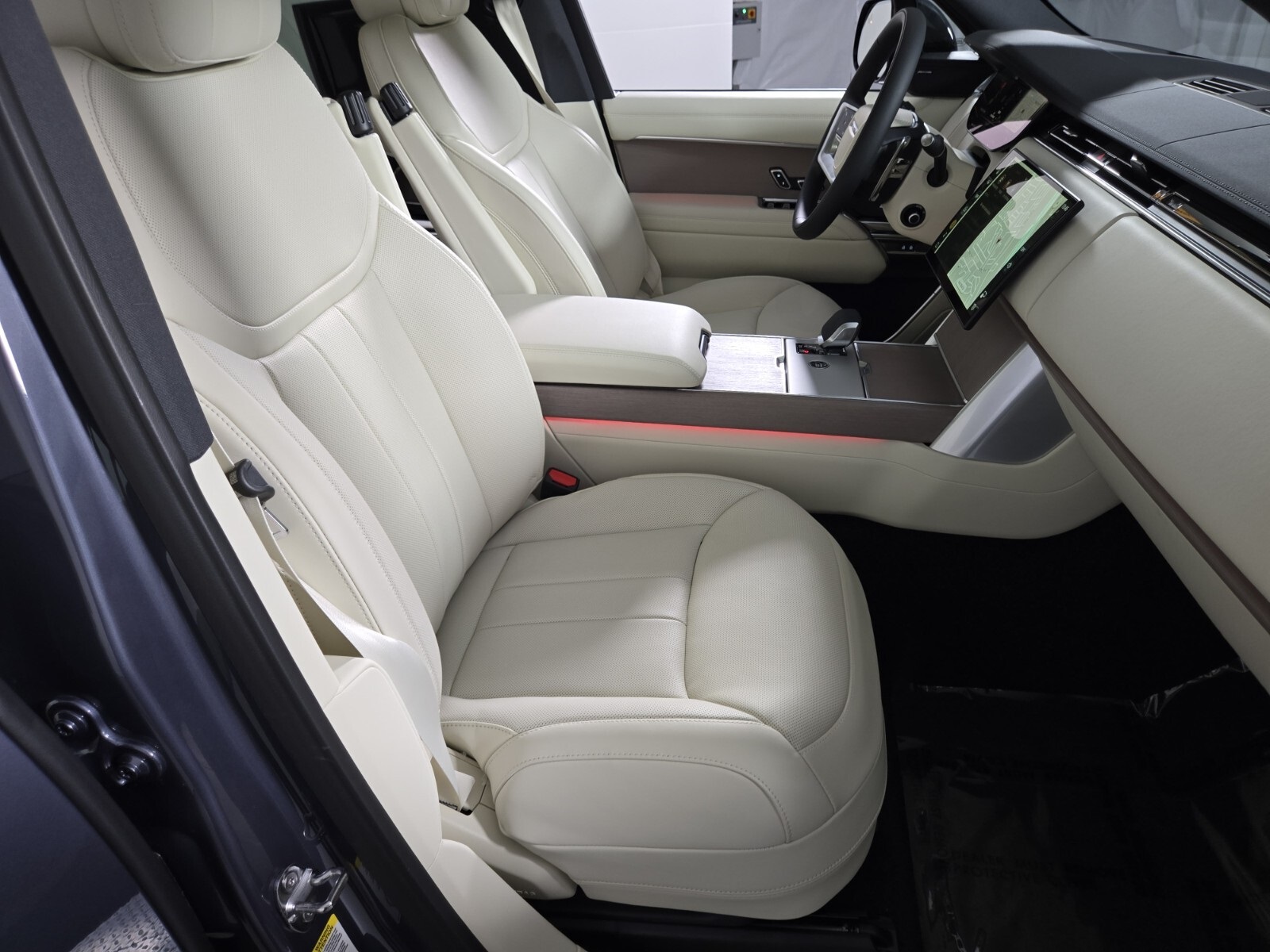 2025 Land Rover Range Rover SE photo 3