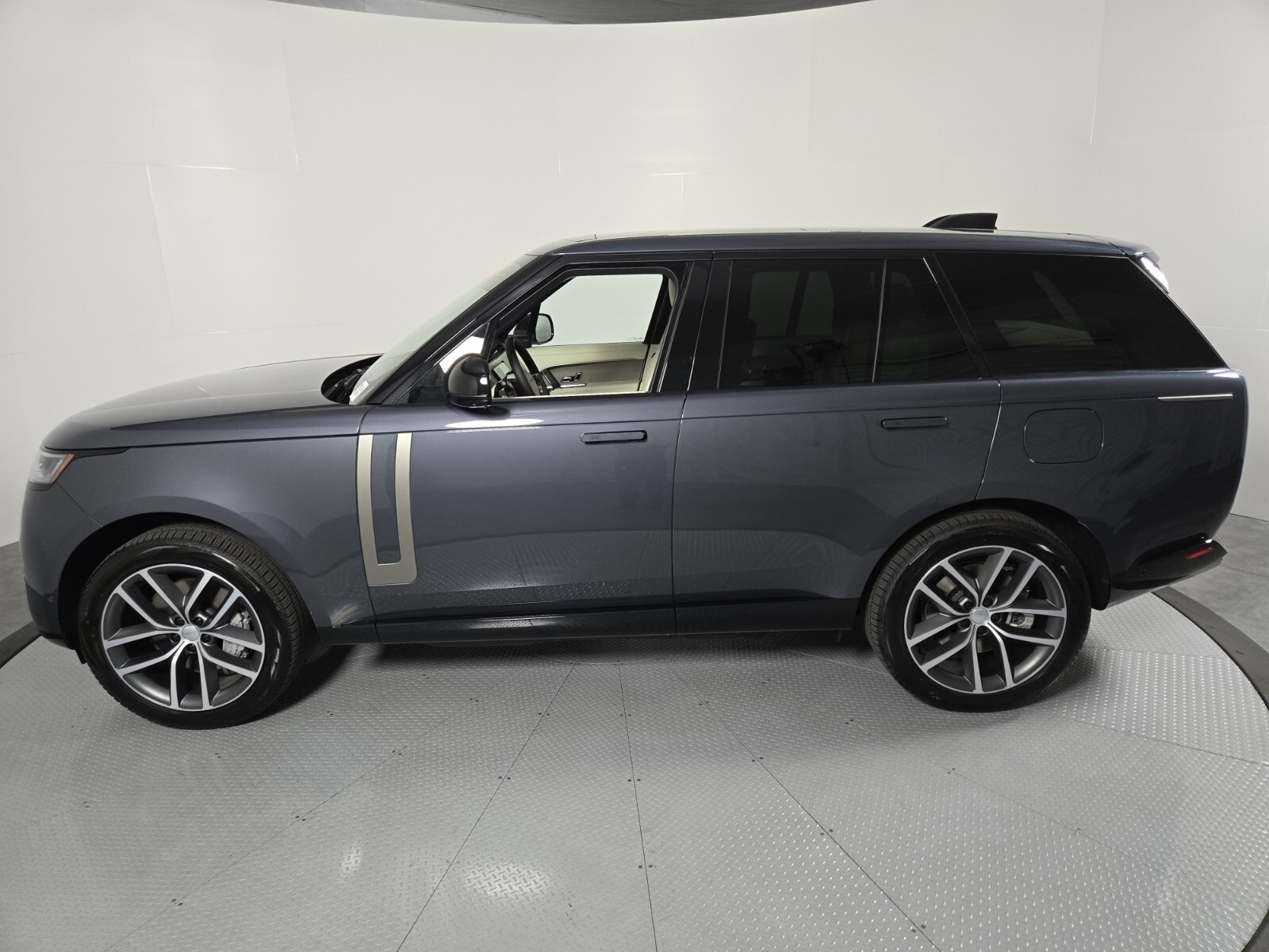 2025 Land Rover Range Rover SE photo 6