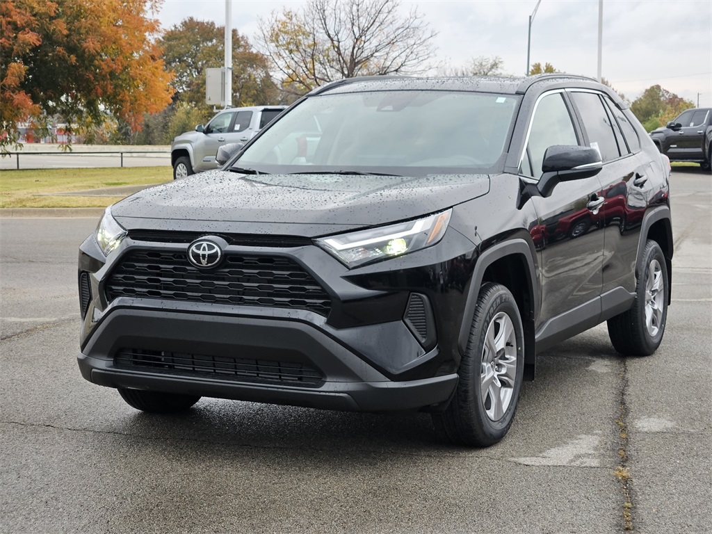 2025 Toyota RAV4 XLE photo 2