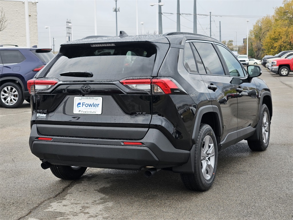 2025 Toyota RAV4 XLE photo 4