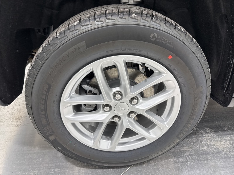 2025 Jeep Grand Cherokee Laredo X photo 4