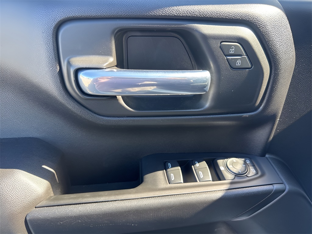 2023 Chevrolet Silverado 1500 Custom photo 3