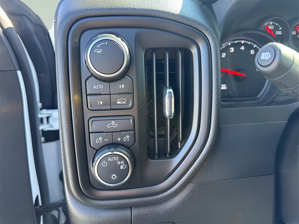 2023 Chevrolet Silverado 1500 Custom photo 4