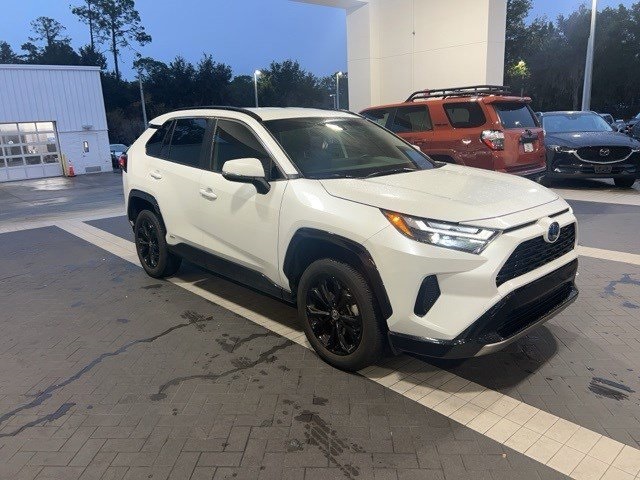 2024 Toyota RAV4 SE's photo