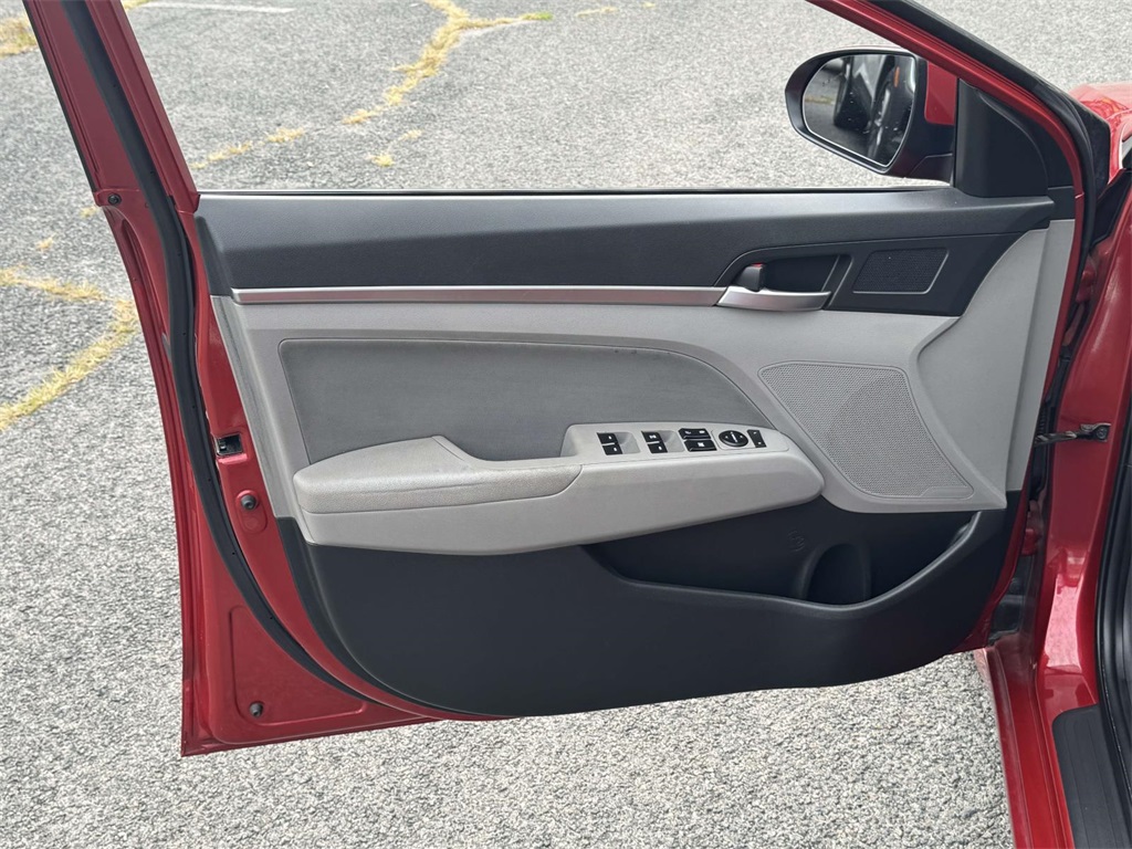 2019 Hyundai Elantra SEL photo 17